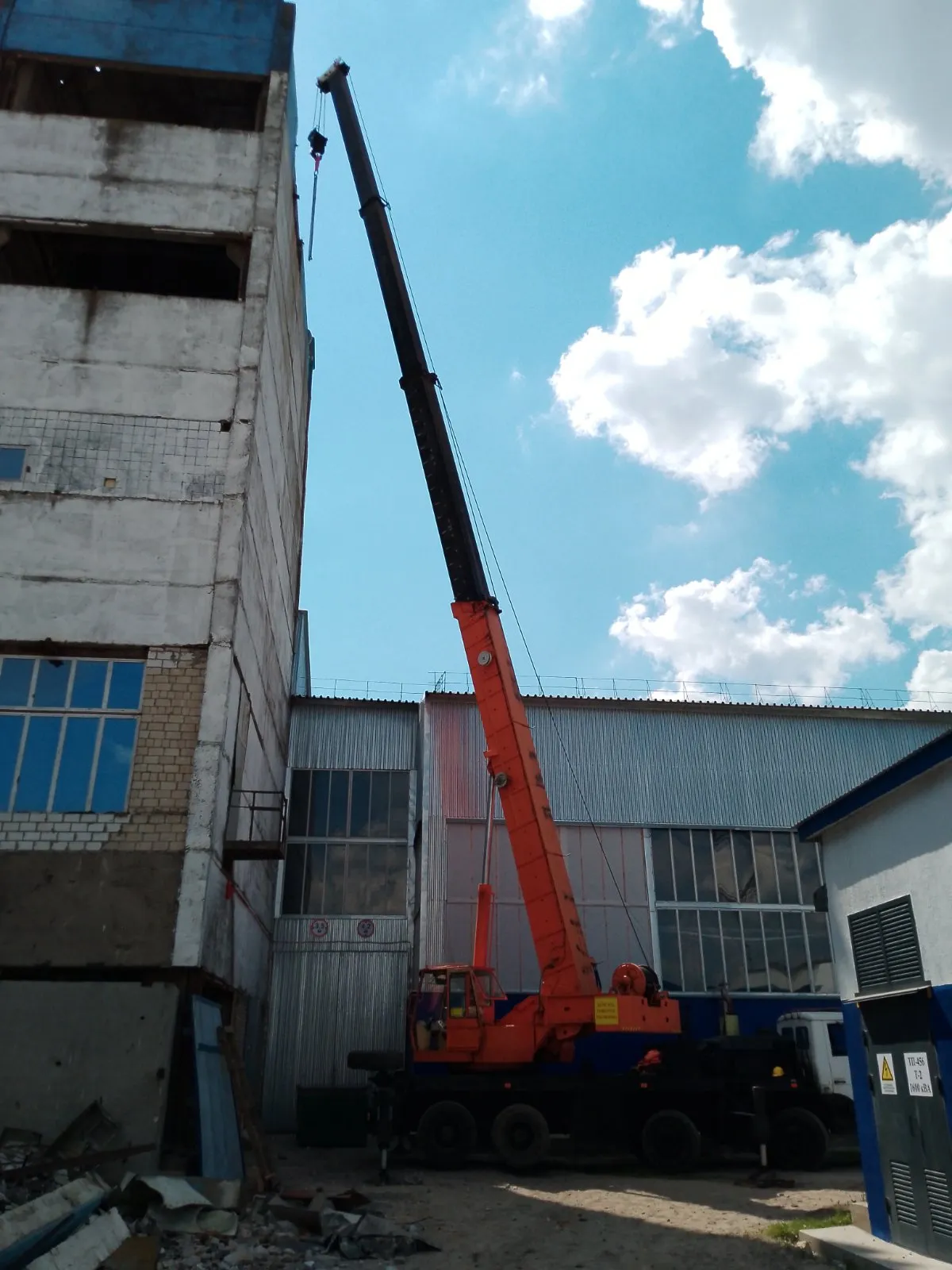 Подъём груза автокраном 16 тонн в Гомельской области