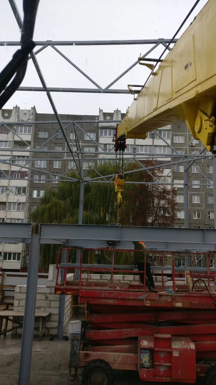 Тяжёлый автокран 50 тонн на строительной площадке
