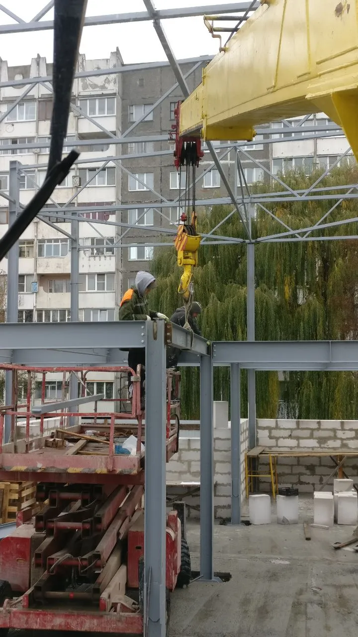 Строительный объект: работа крана AIKRAN.BY